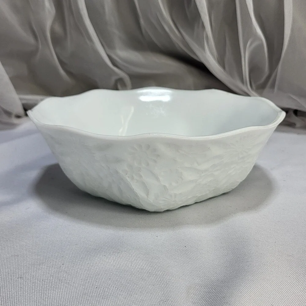 Wildflowers and Daisy Embossed‎ Vintage Bright White Milk Glass Serving Bowl